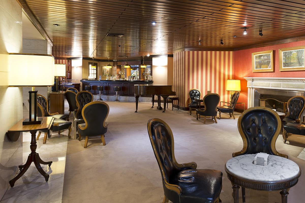 Hotel Miguel Angel Madrid Dış mekan fotoğraf The lounge at the airport