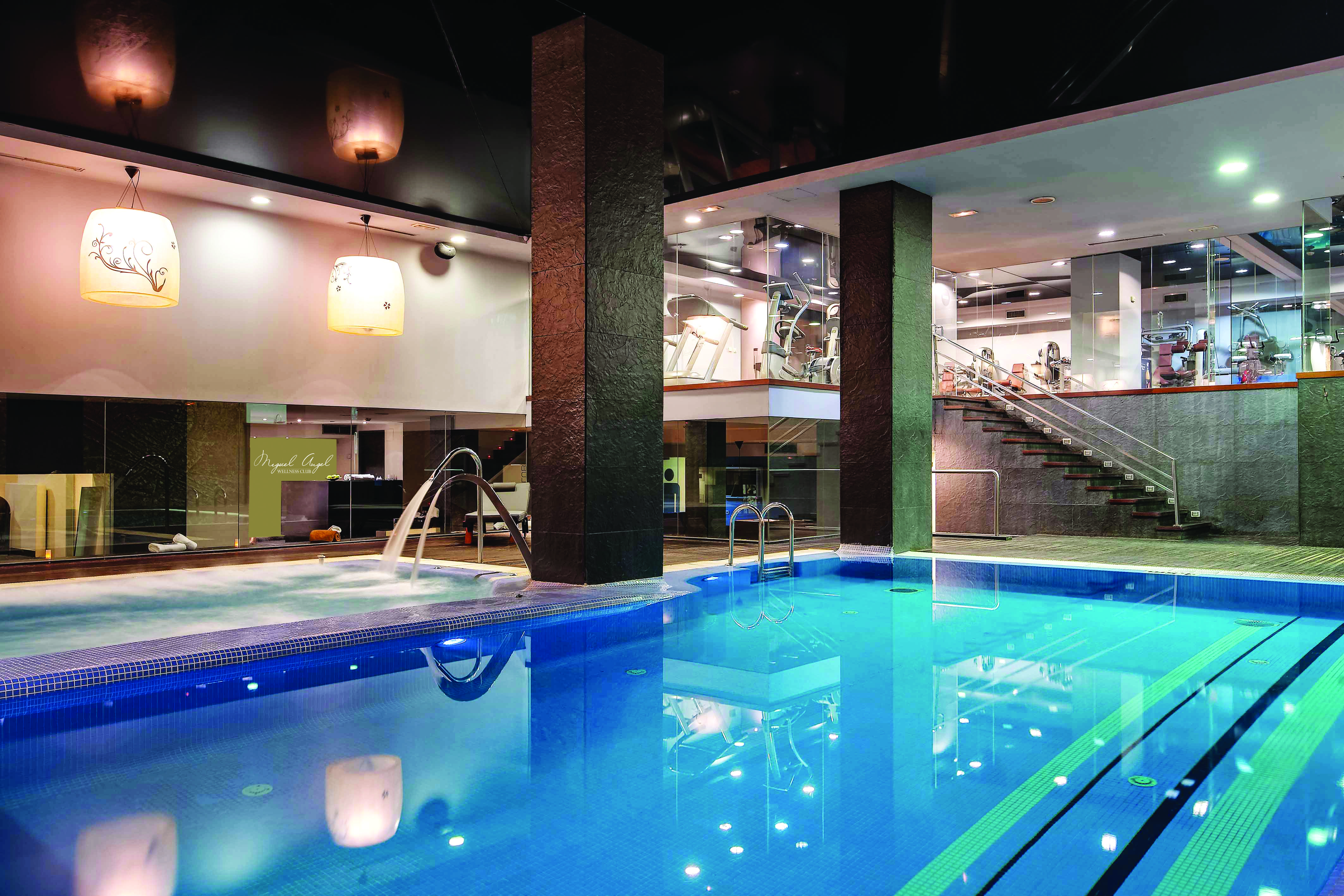 Hotel Miguel Angel Madrid Dış mekan fotoğraf The swimming pool at the hotel