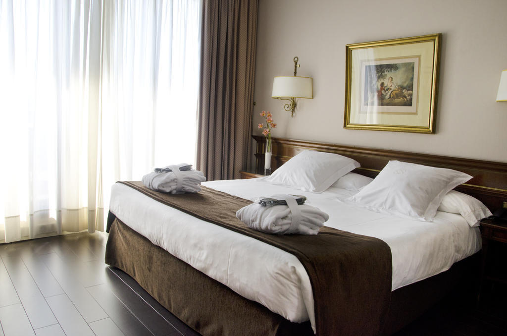 Hotel Miguel Angel Madrid Dış mekan fotoğraf A bedroom in a hotel