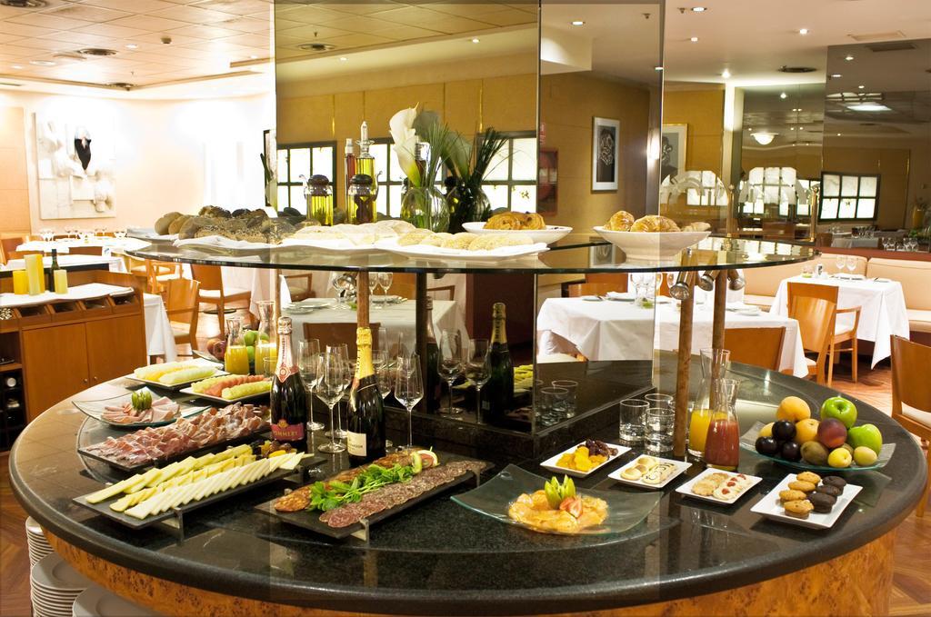 Hotel Miguel Angel Madrid Dış mekan fotoğraf A buffet at a hotel