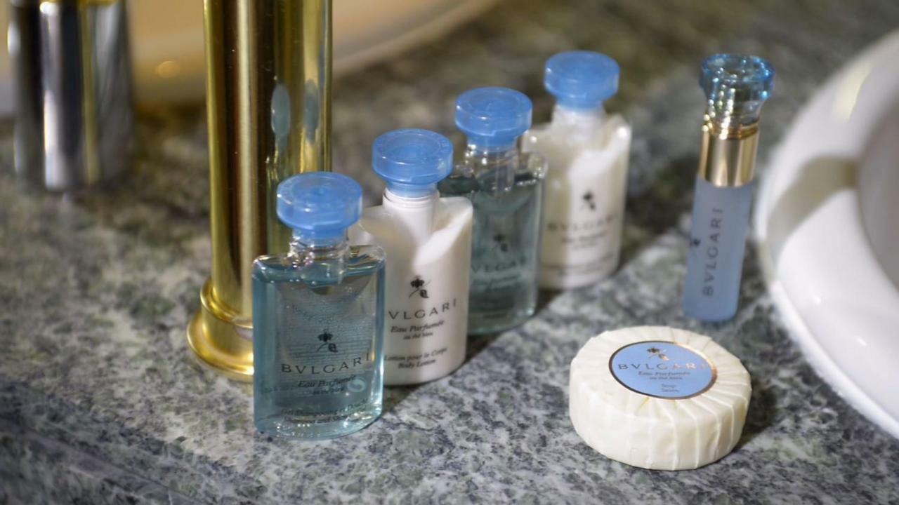 Hotel Miguel Angel Madrid Dış mekan fotoğraf A selection of toiletries