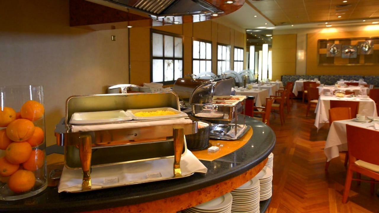 Hotel Miguel Angel Madrid Dış mekan fotoğraf A buffet at a restaurant