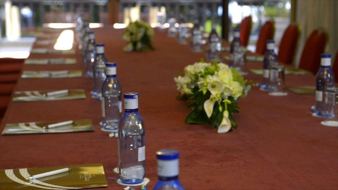 Hotel Miguel Angel Madrid Dış mekan fotoğraf A table at a conference